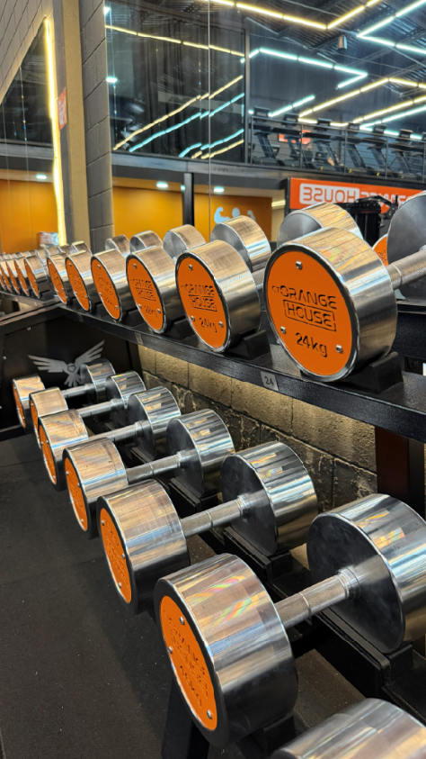 Rack de halteres cromados com discos laranja gravados CT Orange House